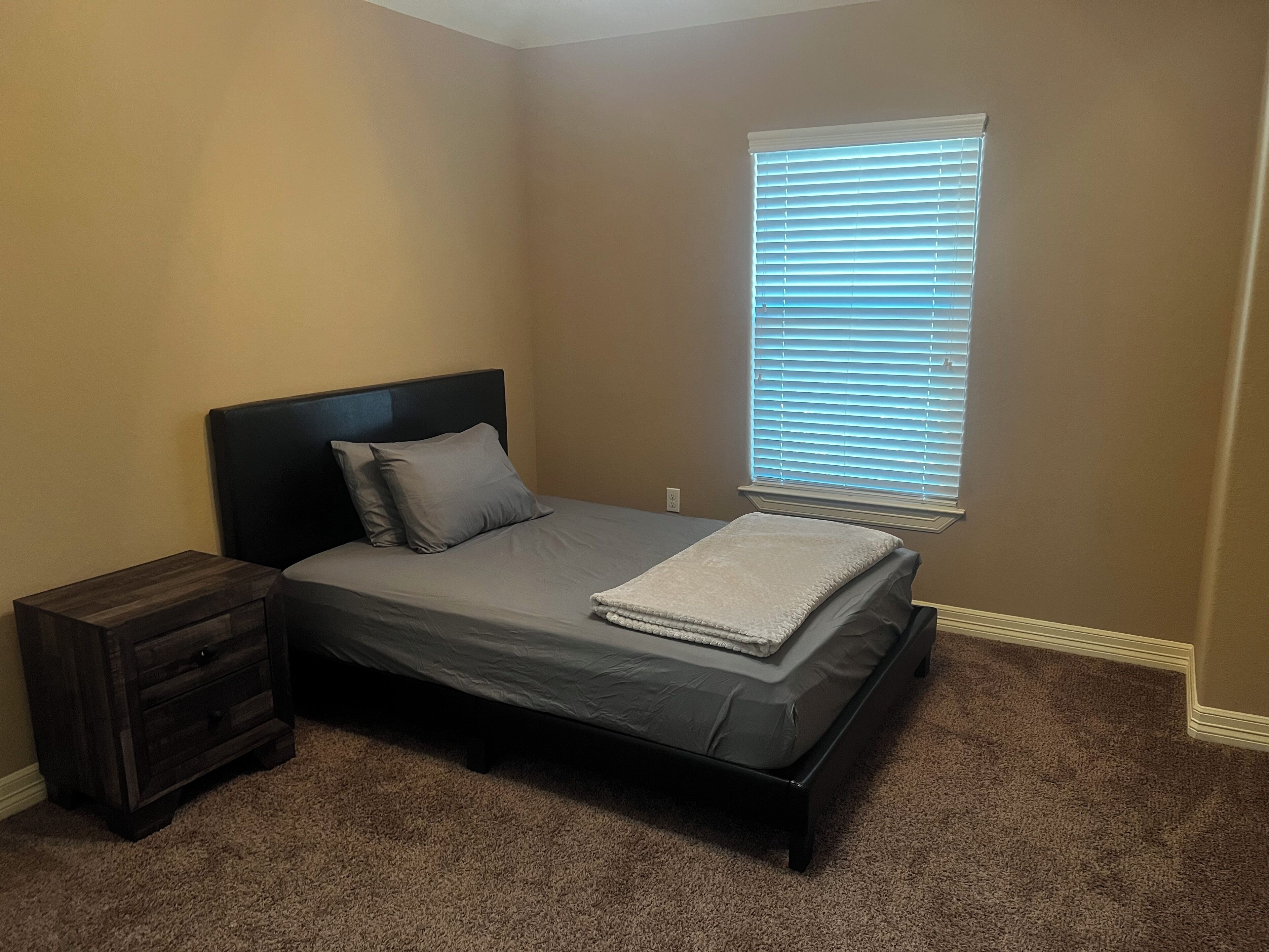 4 habitaciones, tabla de planchar con plancha, wifi y ropa de cama 