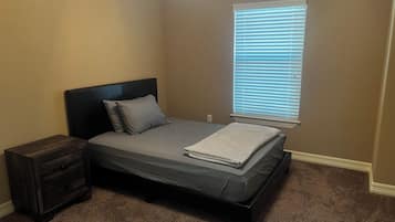 4 habitaciones, tabla de planchar con plancha, wifi y ropa de cama