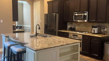 Micro-ondas, fogão, cooktop, lava-louças