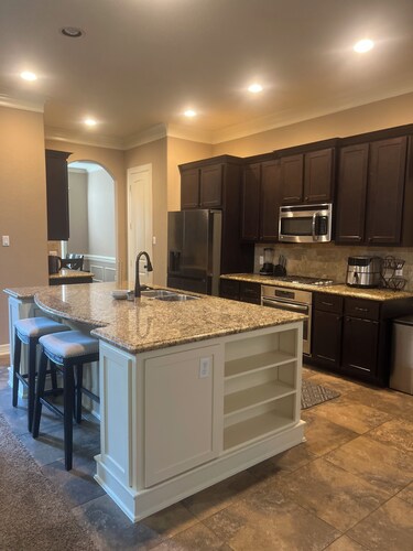 4-bedroom house in enchanting Houston with WiFi, AC, Barbecue Unwind in style.