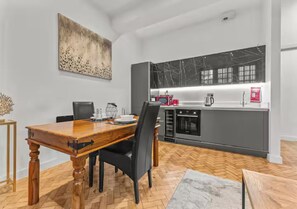 Kühlschrank, Mikrowelle, Ofen, Wasserkocher mit Kaffee-/Teezubehör
