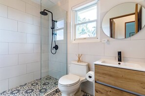 Een douche, een haardroger, handdoeken, zeep