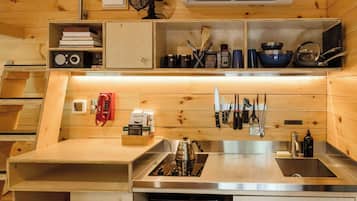 Frigobar, cooktop, talheres/pratos/utensílios de cozinha