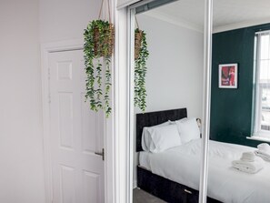 1 soverom, strykejern/-brett, wi-fi (inkludert) og sengetøy