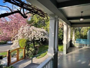 Property grounds - La Stella - An Oasis in the City for large groups (Seattle)