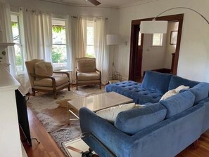 Living area - La Stella - An Oasis in the City for large groups (Seattle)