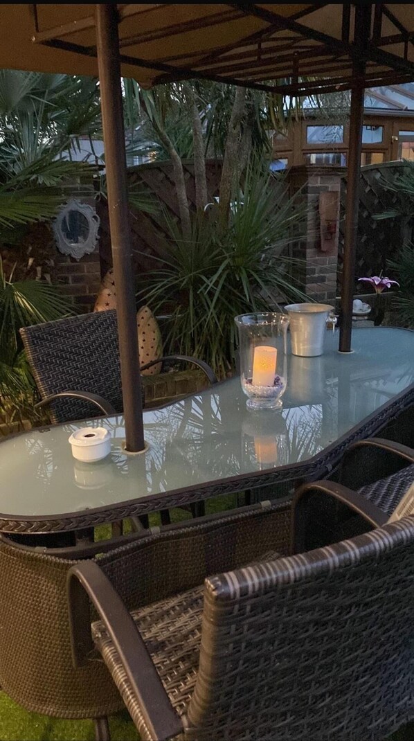 Outdoor dining - Oakwood Cabin Retreat in Bexleyheath (Bexleyheath)