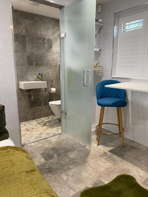Ferienhütte | Badezimmer | Dusche, Haartrockner, Handtücher, Toilettenpapier