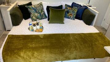 1 bedroom, iron/ironing board, bed sheets