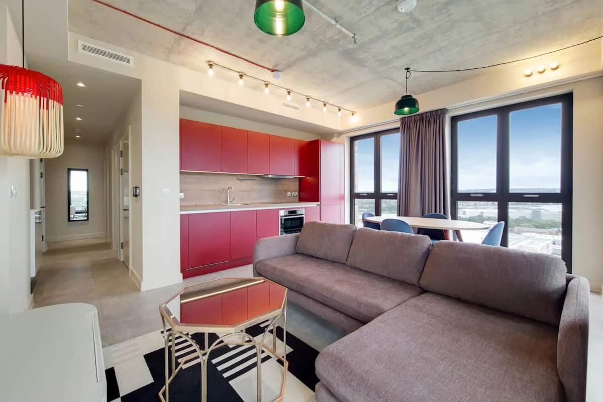 Um apartamento moderno com sala de estar, cozinha e espaço para refeições.