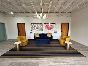 المنشأة من الداخل