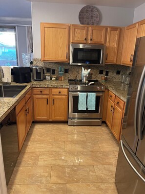 Private kitchen - 3-bedroom condo in fabulous Scottsdale with fitness room, WiFi, AC (Scottsdale)