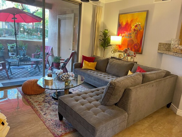 Living area - 3-bedroom condo in fabulous Scottsdale with fitness room, WiFi, AC (Scottsdale)