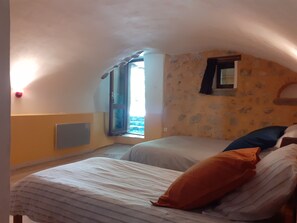 2 soverom, reiseseng for barn og sengetøy