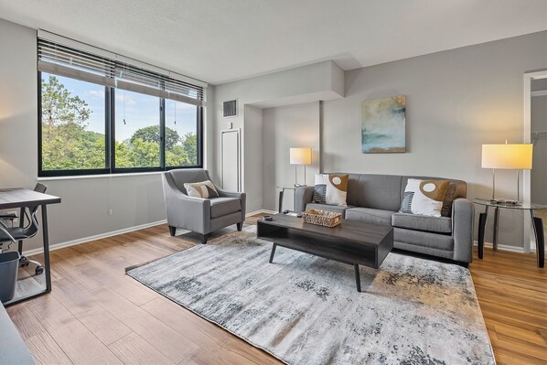 Appartement Deluxe, cuisine | Aire de séjour | Téléviseur