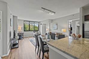 Departamento Deluxe, cocina | Área de sala de estar | Televisión