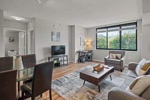 Appartement Deluxe, cuisine | Aire de séjour | Téléviseur