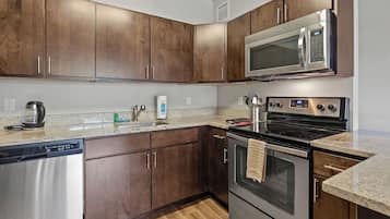Deluxe Apartment, Kitchen | Private kitchen | Full-sized fridge, microwave, oven, stovetop