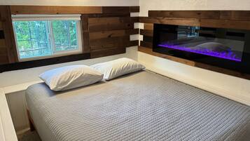 1 bedroom, bed sheets