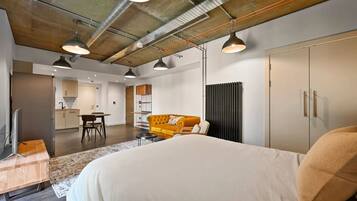 Studio, 1 King Bed, Non Smoking | 1 bedroom, blackout drapes, iron/ironing board, free WiFi