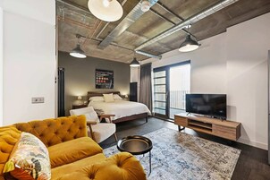 Estudio, 1 cama de matrimonio grande, no fumadores | Cortinas opacas, tabla de planchar con plancha, wifi gratis