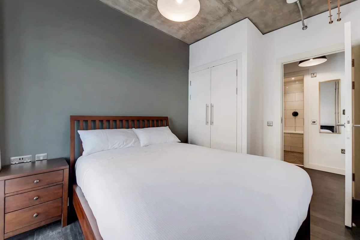 1 slaapkamer, verduisterende gordijnen, een strijkplank/strijkijzer