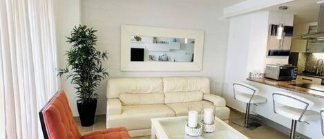 Smart-TV, Videospiele, DVD-Player, Tischtennisplatte