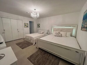 2 chambres, coffre-fort, bureau, fer et planche à repasser