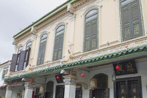 A traditional building with multiple windows and a decorative facade. - Grand Flora Hotel (Melaka)