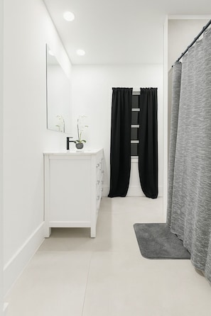 Deluxe Double Room | Bathroom