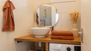 Douche, sèche-cheveux, serviettes fournies