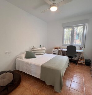 5 habitaciones, tabla de planchar con plancha, wifi y ropa de cama