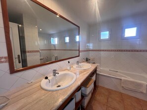 Ducha, secador de pelo, bidet, toallas