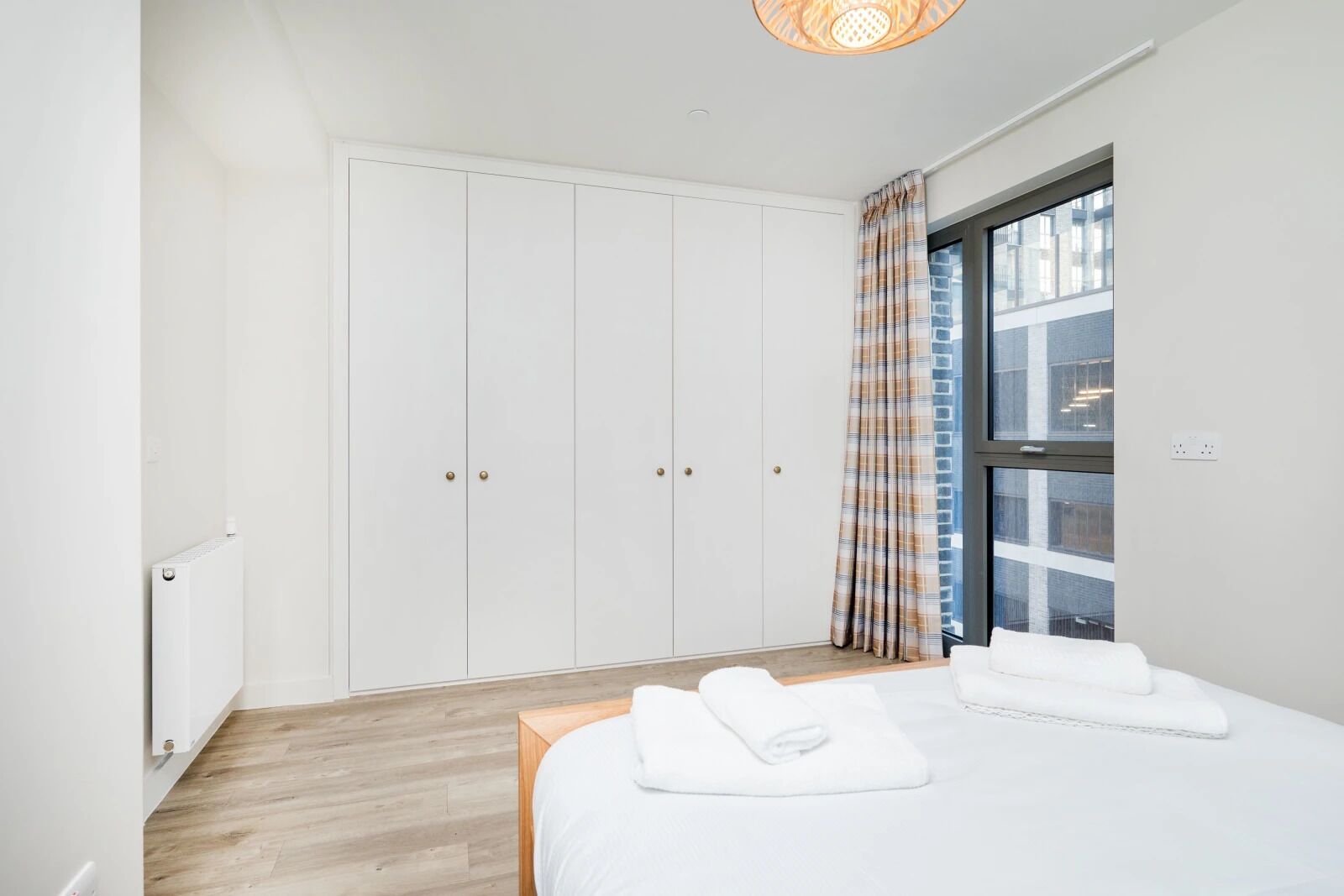 Cortinas blackout, tabla de planchar con plancha y wifi gratis 