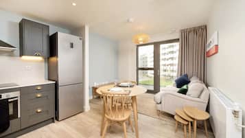 Studio, 1 King Bed, Non Smoking | Blackout curtains, iron/ironing board, free WiFi