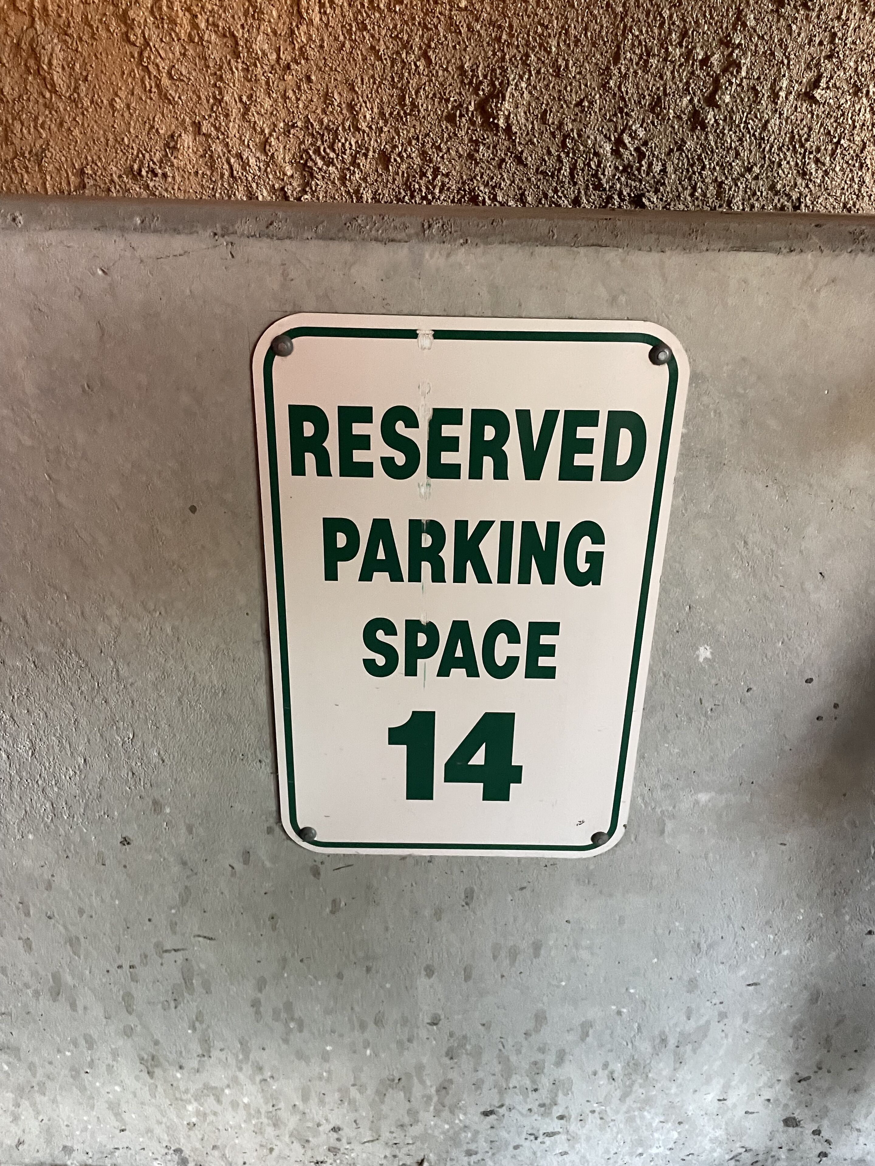 Señal que indica espacio de estacionamiento reservado número 14.