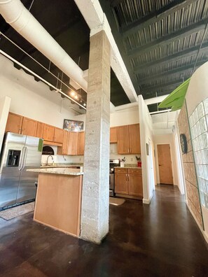 冷蔵庫、電子レンジ、オーブン、コンロ