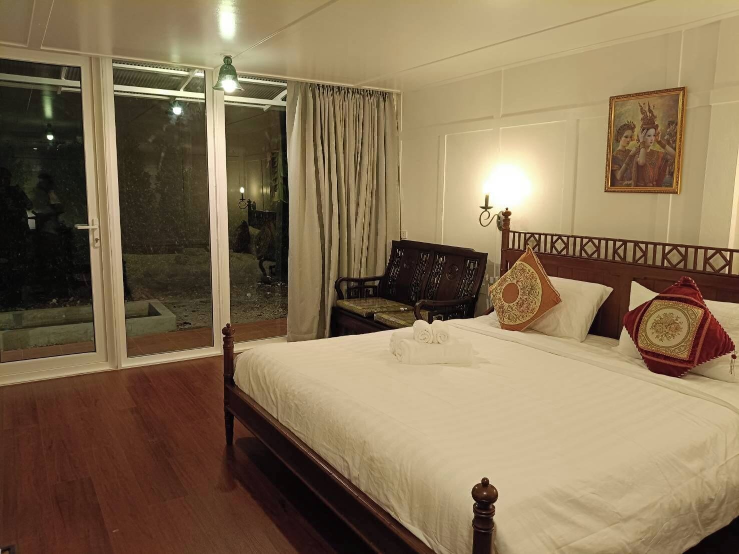 Escritorio, espacio para trabajar con laptop y wifi gratis 