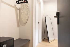 In-room safe, desk, laptop workspace, iron/ironing board - Calma Rooms by Charming (Madrid)