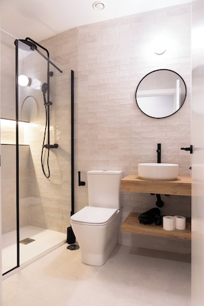Habitación Confort doble | Baño | Ducha, secador de pelo, toallas y jabón