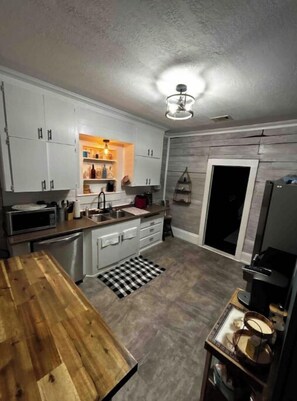 Réfrigérateur, cafetière/bouilloire, grille-pain, tables à manger