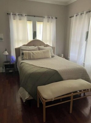 3 chambres, bureau, fer et planche à repasser, accès au Wi-Fi (inclus)