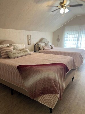 3 chambres, bureau, fer et planche à repasser, accès au Wi-Fi (inclus)