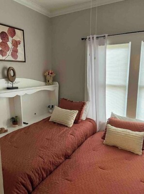 3 bedrooms, desk, iron/ironing board, free WiFi - StoneHaven House Escape- Sleeps 10 (Mena)