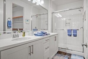 Dusche, Haartrockner, Handtücher, Seife