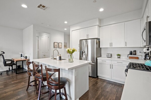 Réfrigérateur, micro-ondes, four, plaque de cuisson