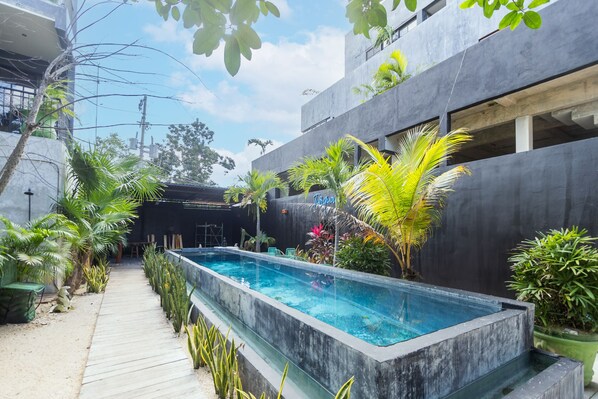 Una piscina al aire libre