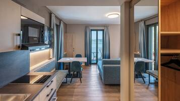Superior-Doppel- oder -Zweibettzimmer, Küche, Seeblick