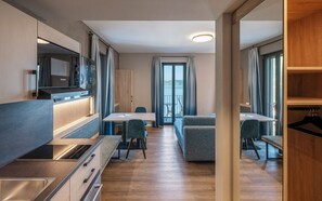 Superior dubbelrum eller tvåbäddsrum - kök - sjöutsikt | Värdeförvaringsskåp på rummet, skrivbord och mörkläggningsgardiner