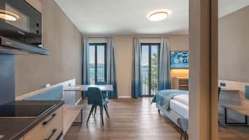 Comfort-Doppel- oder -Zweibettzimmer, KĂŒche, Seeblick